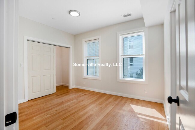 Building Photo - 3 BED 2 BATH IN ALLSTON AVAILABLE JAN 1st!!