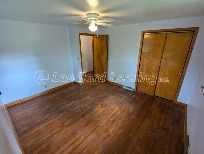 Building Photo - Spacious Split-Level Home in Columbia Stat...