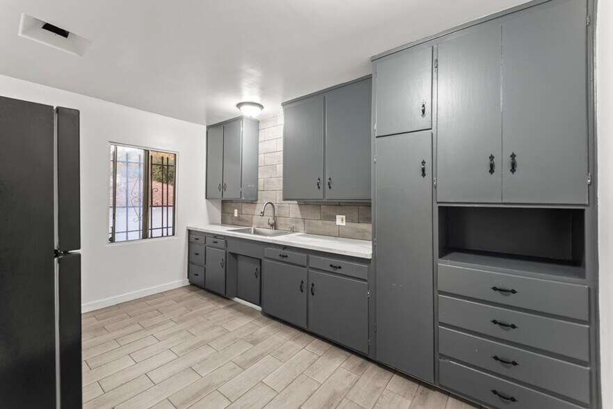 Building Photo - 10639 Fitzroy Ave