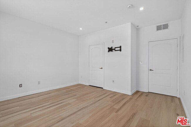 Building Photo - 360 W Ave 26