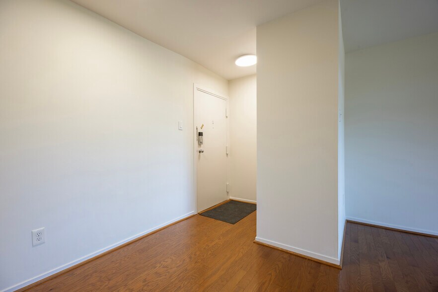 Building Photo - 1643 Parkcrest Cir