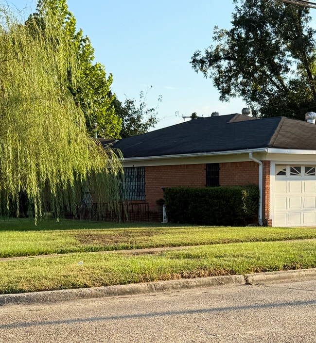Building Photo - 2802 Alvin Ln