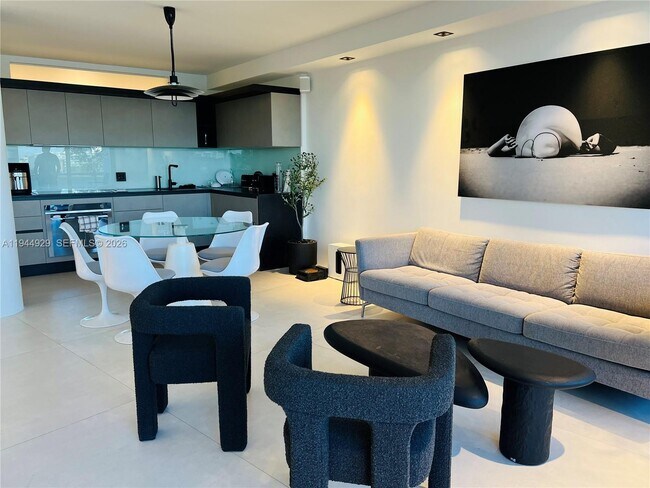 Building Photo - 900 Bay Dr