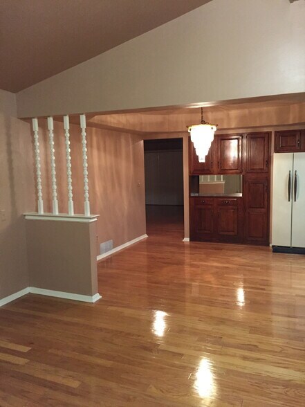 Building Photo - 2928 Belcher Dr