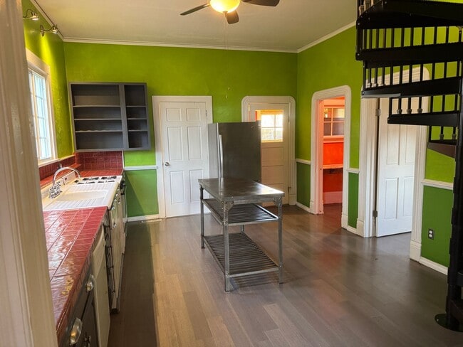 Building Photo - Adorable 1 BD + Loft and Office Bungalow in SE Richmond Neighborhood. ** Central Heat & AC! **