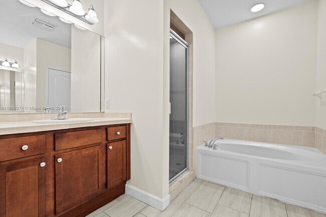Building Photo - 2700 Creekside Dr