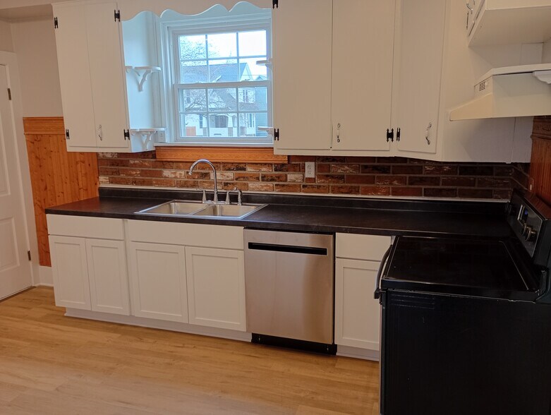 Building Photo - 501 W Main St