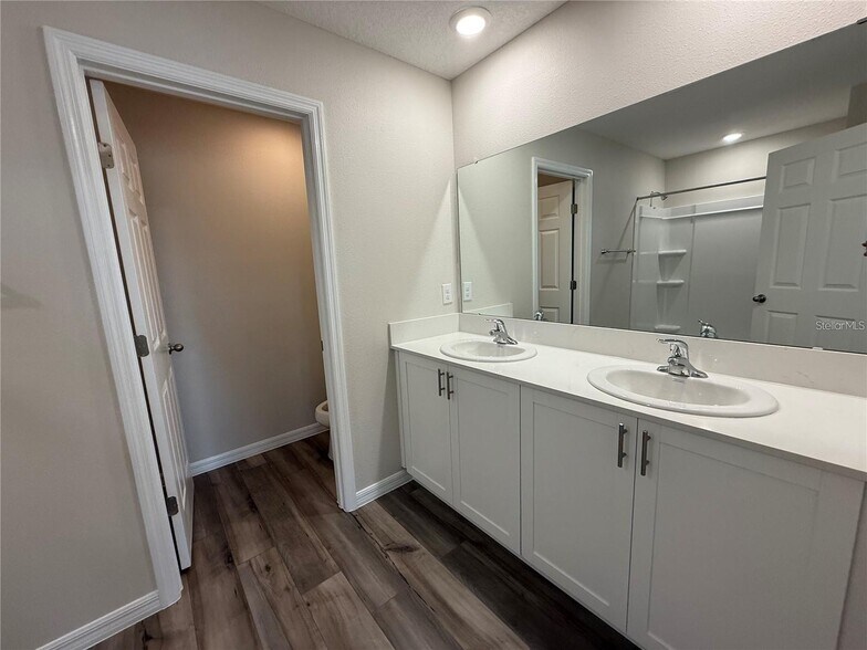 Building Photo - 3867 King Hill Dr