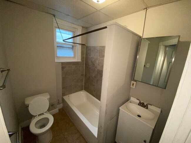 Building Photo - Refreshed 3BR/1BA Cozy Home with Porch & Fenced Yard!