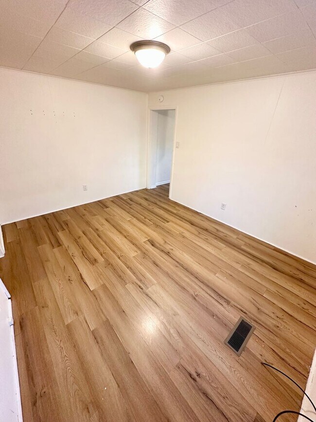 Building Photo - 100.5 E Middle St