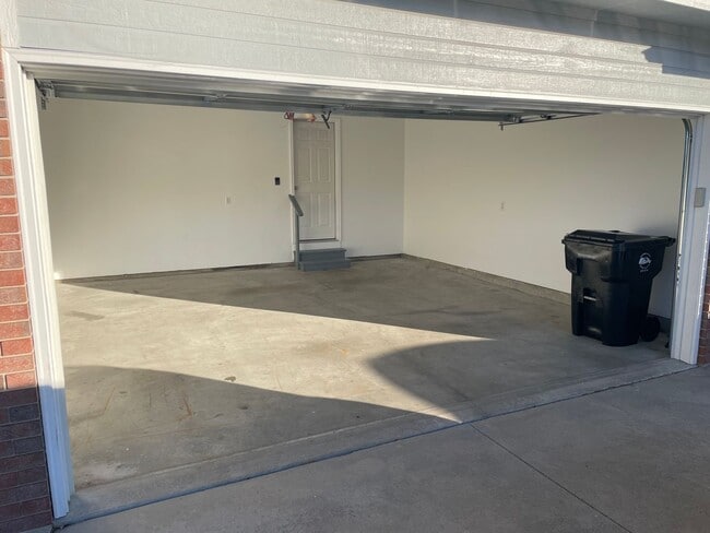 Building Photo - Beautiful 4 bedroom, 3 1/2 bath.