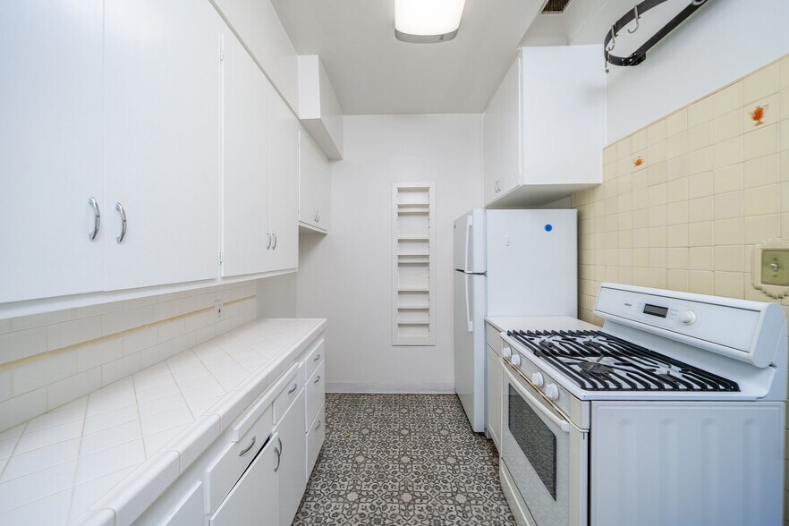 Building Photo - 648 Burnside Ave