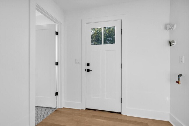 Building Photo - 516 River Rd