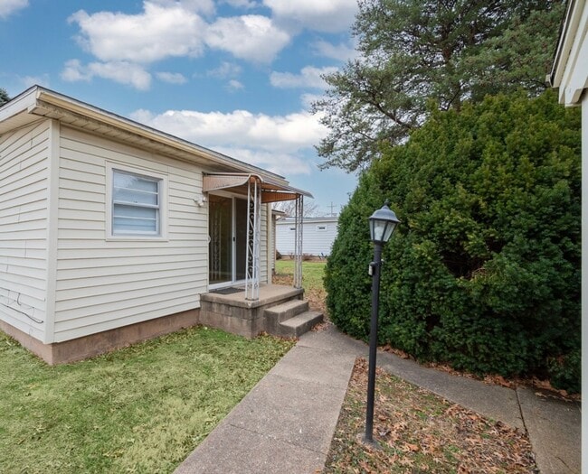 Building Photo - North Side Gem – 2-Bedroom with Garage & C...