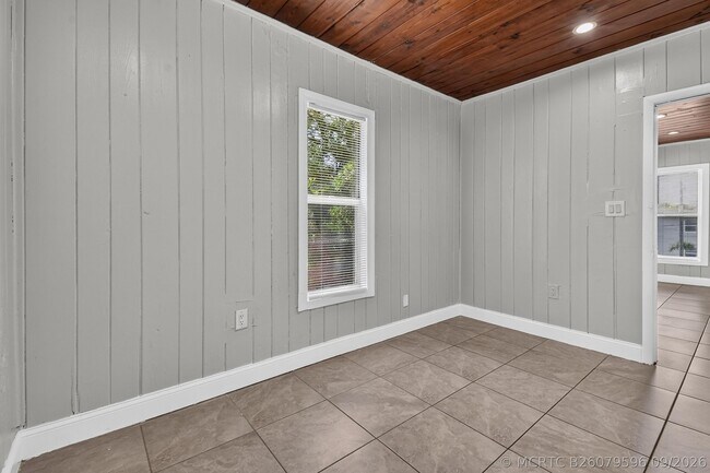Building Photo - 885-887 7th St