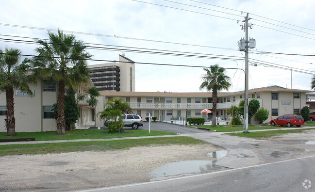 9701 SW 77th Ave - Palm View Apartments