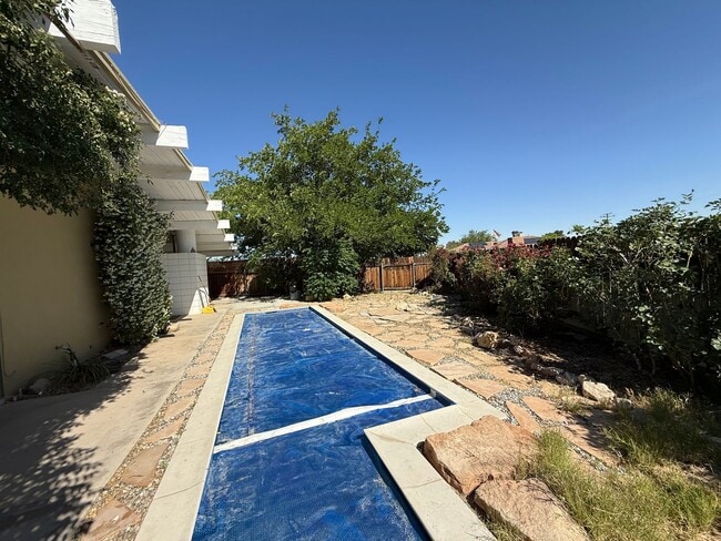Building Photo - High Desert Retreat- 3 Bedrooms, 2 Bathroo...