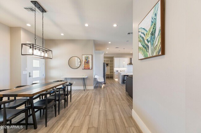 Building Photo - 2252 E South Mountain Ave