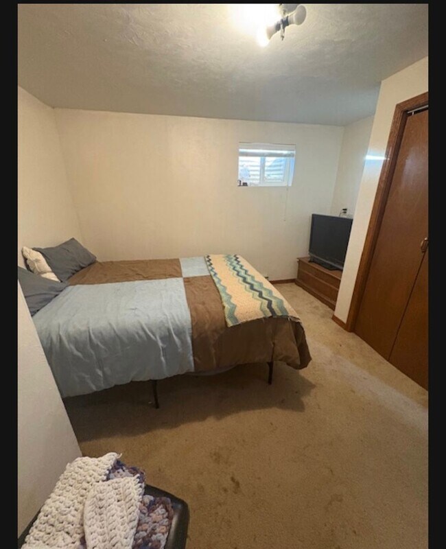 Building Photo - 4 bedroom 2 story home