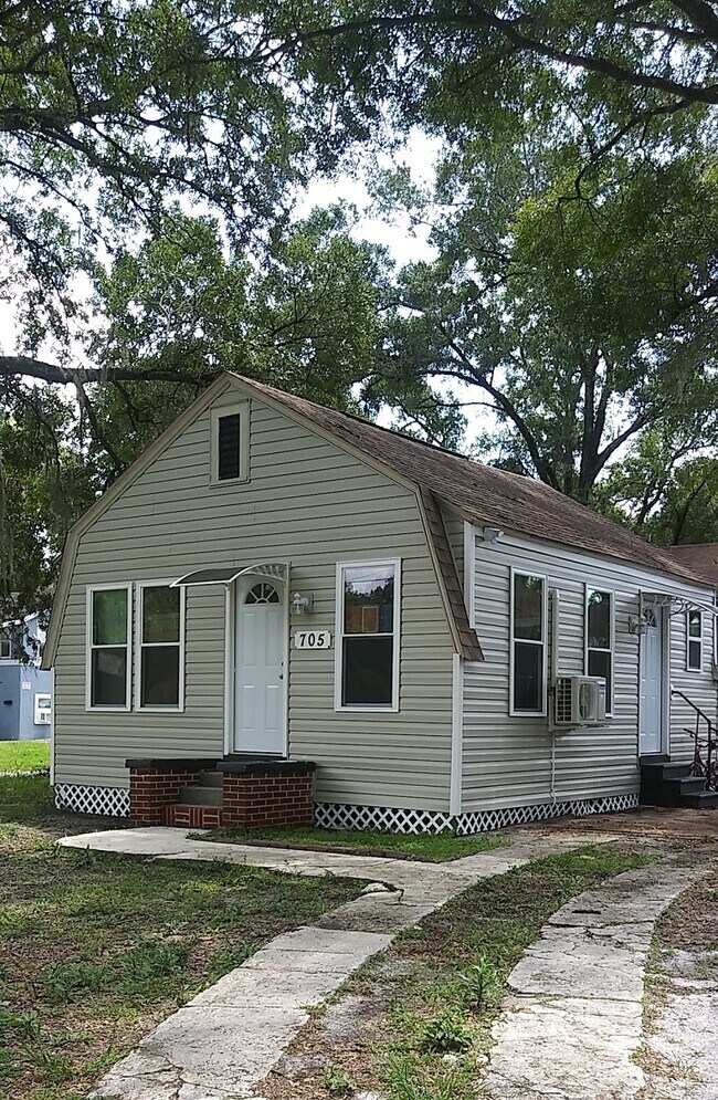 Primary Photo - 705 E Hanlon St
