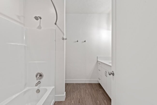 Building Photo - "Discover Comfort & Style: Spacious 3-Bed,...
