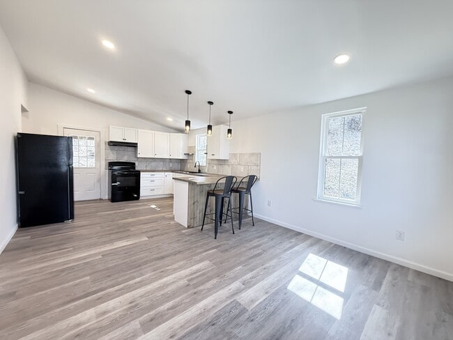 Building Photo - 272 River Rd