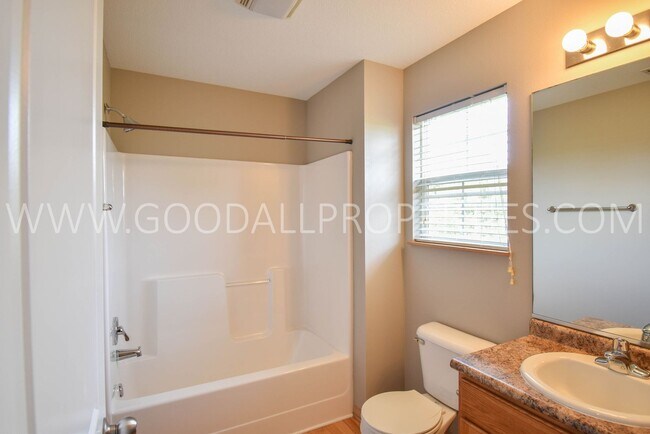 Building Photo - 2 Bedroom, 2.5 bath townhome in Urbandale ...