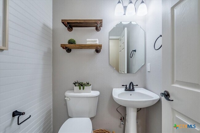 Building Photo - 8301 Brewer Ln