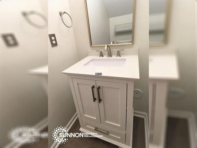 Building Photo - Updated 2 Bed, 2.5 Bath Townhome!