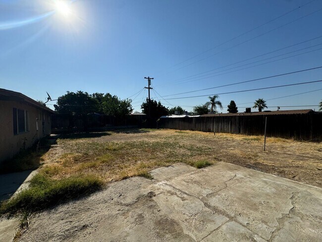 Building Photo - Spacious home near Bakersfield College & Bluffs!