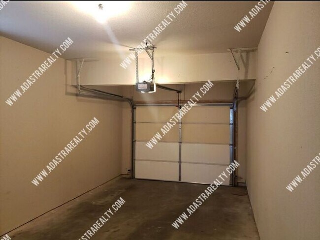 Building Photo - Spacious Remodeled 2 Bed/2 Bath in Lawrenc...