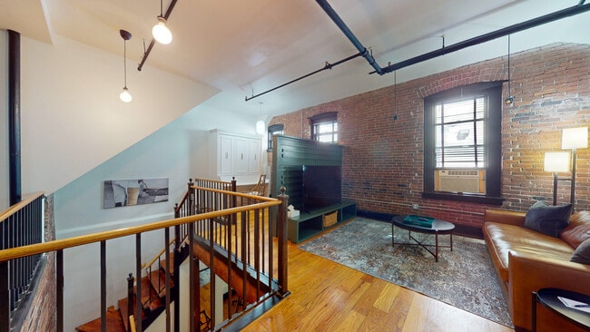 Building Photo - 19 Stanhope St