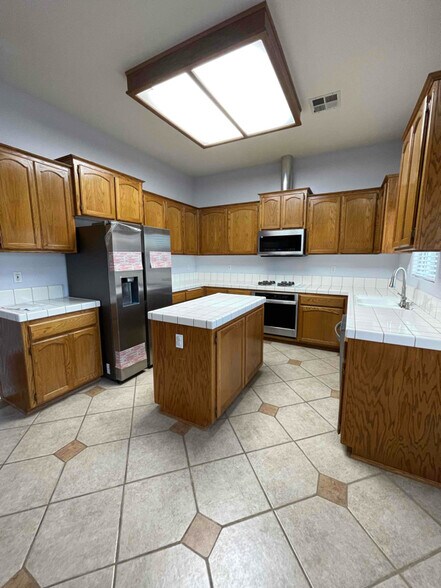 Building Photo - 9415 Godiva Ave