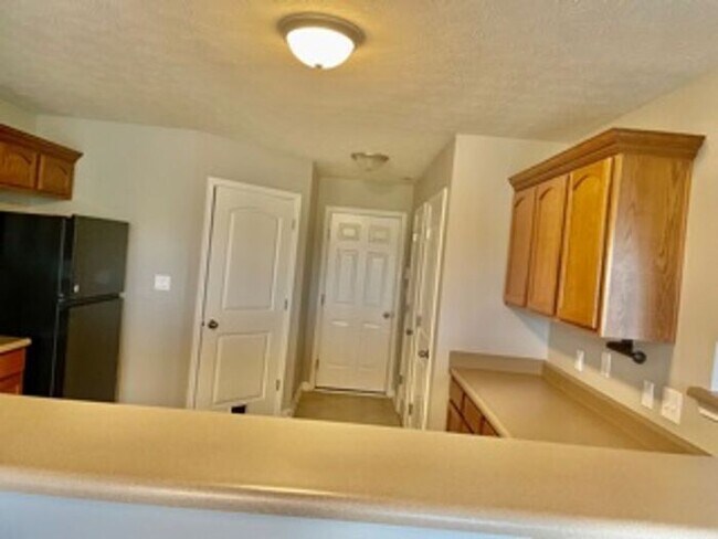 Building Photo - Spacious 3 Bedroom 2.5 bath in Camby!