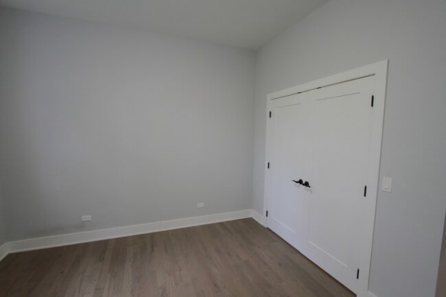 Building Photo - 4207 W Roscoe St