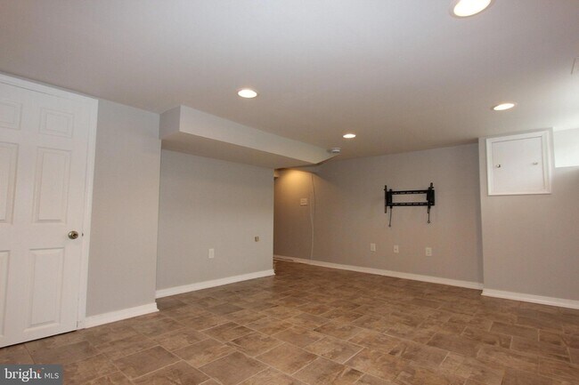 Building Photo - 1612 Sherwood Ave