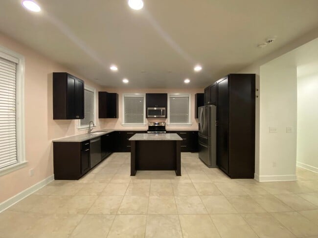 Building Photo - Luxury Townhome!