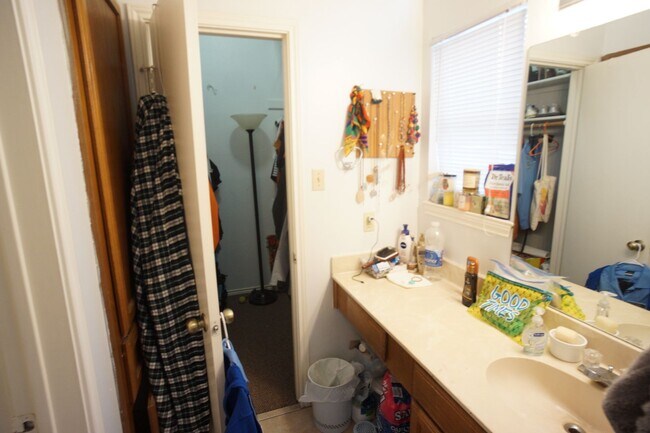 Building Photo - 2/2 Apartment Walking Distance from UT