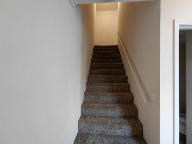 Building Photo - Home close to Post