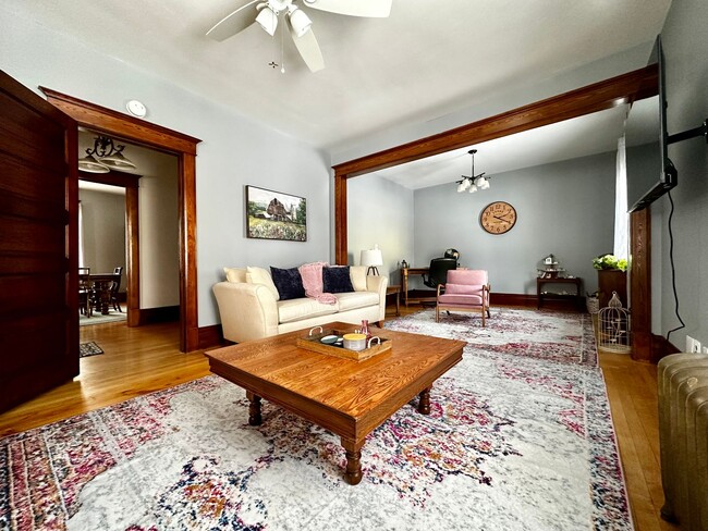 Primary Photo - FURNISHED RENTAL: Vintage Chic Haven in St...