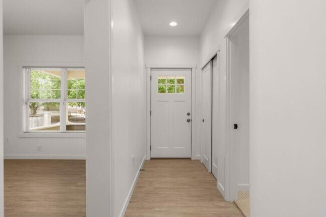 Building Photo - 3 bedroom in Seattle WA 98136