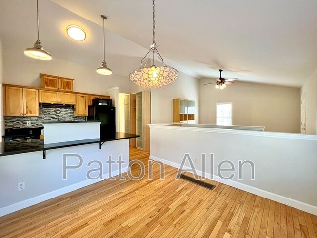 Building Photo - 430 Riverview Dr
