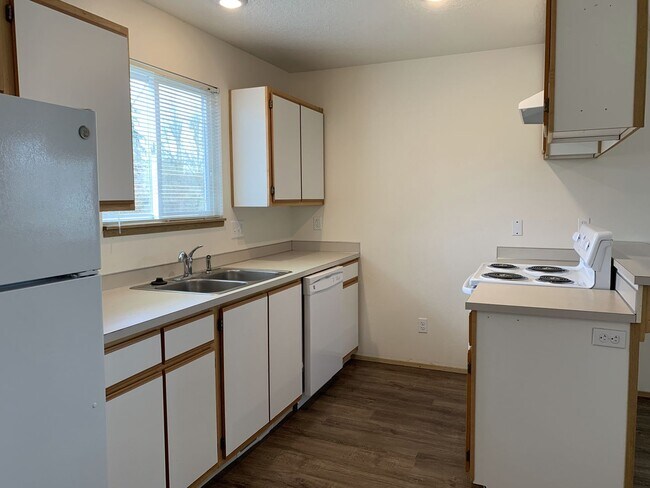 Building Photo - 3 bedroom, 2 1/2 bath home in quiet Scappoose neighborhood near parks