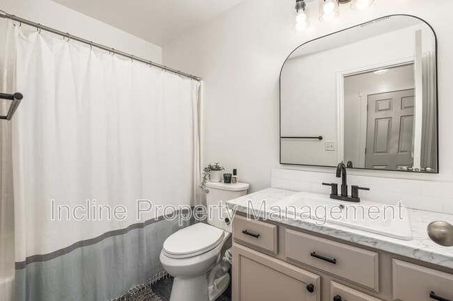 Building Photo - 702 Durham Dr