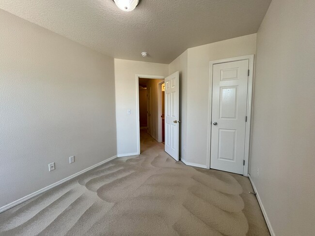 Building Photo - Welcome to this charming 3-bedroom, 3-bathroom home in Forest Grove!