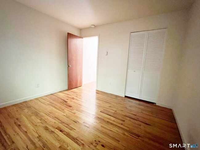 Building Photo - 1660 Farmington Ave