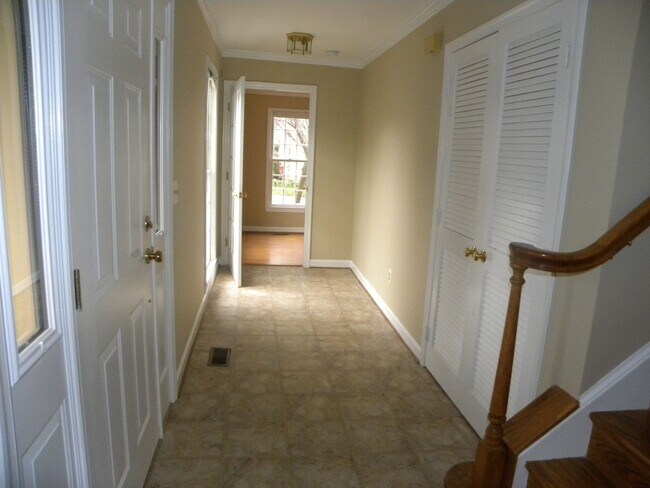 Building Photo - 1 Linden Hill Way SW