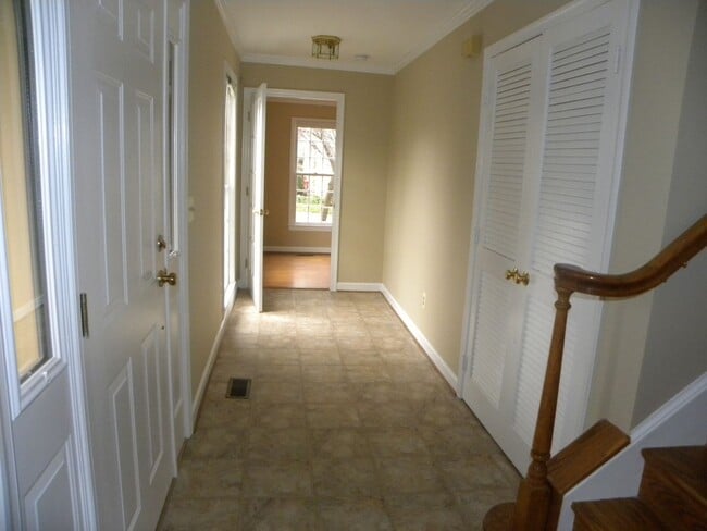 Building Photo - Linden Hill's House with Garage