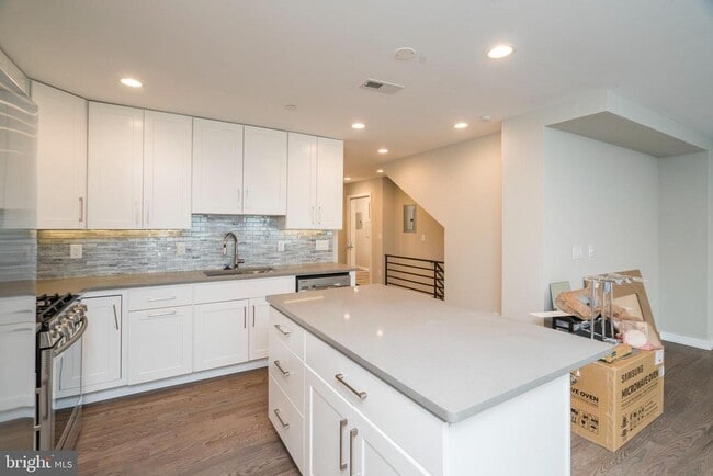 Building Photo - 1701 Bainbridge St