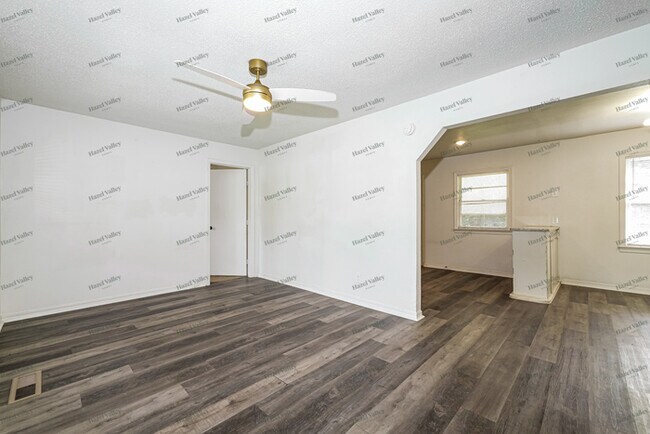 Building Photo - 3424 Willow Creek Dr